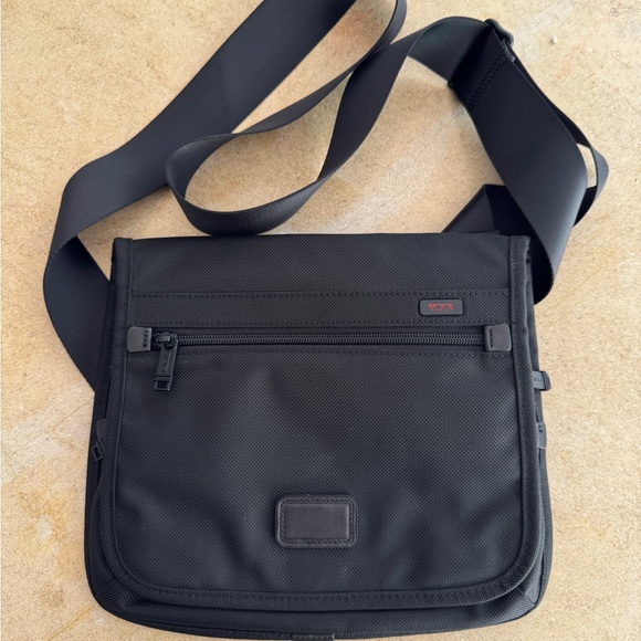 EUC Tumi black nylon messenger bag - Picture 5 of 6